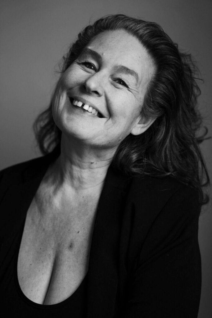 Vrouw met glimlach, professioneel portret voor Flourish Online.