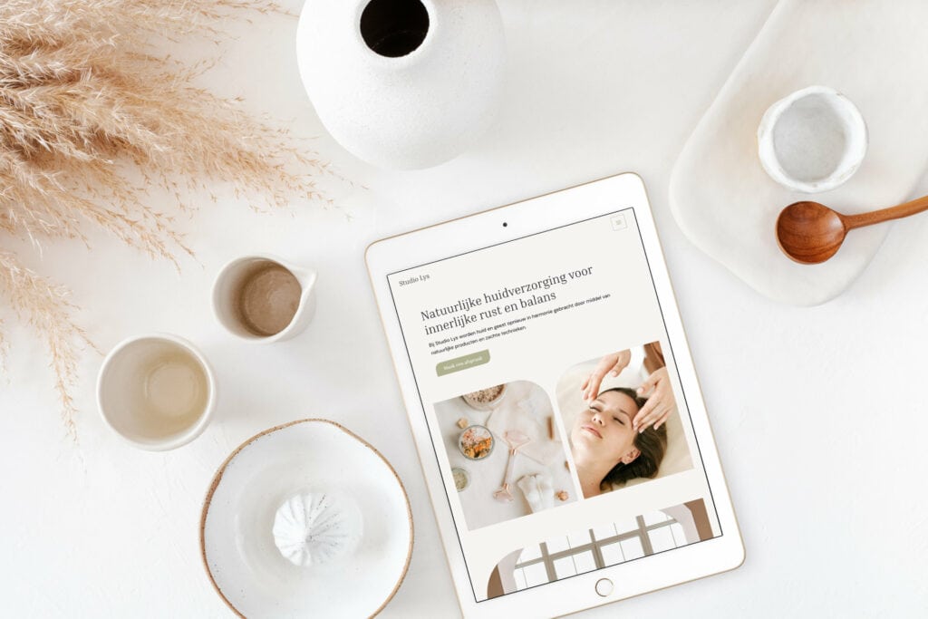 Digitale huidverzorgingsadvies op tablet met natuurlijke producten.