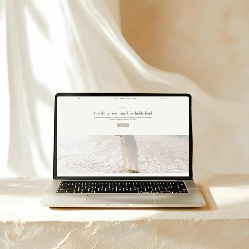 Laptop met coachingwebsite op rustgevende achtergrond