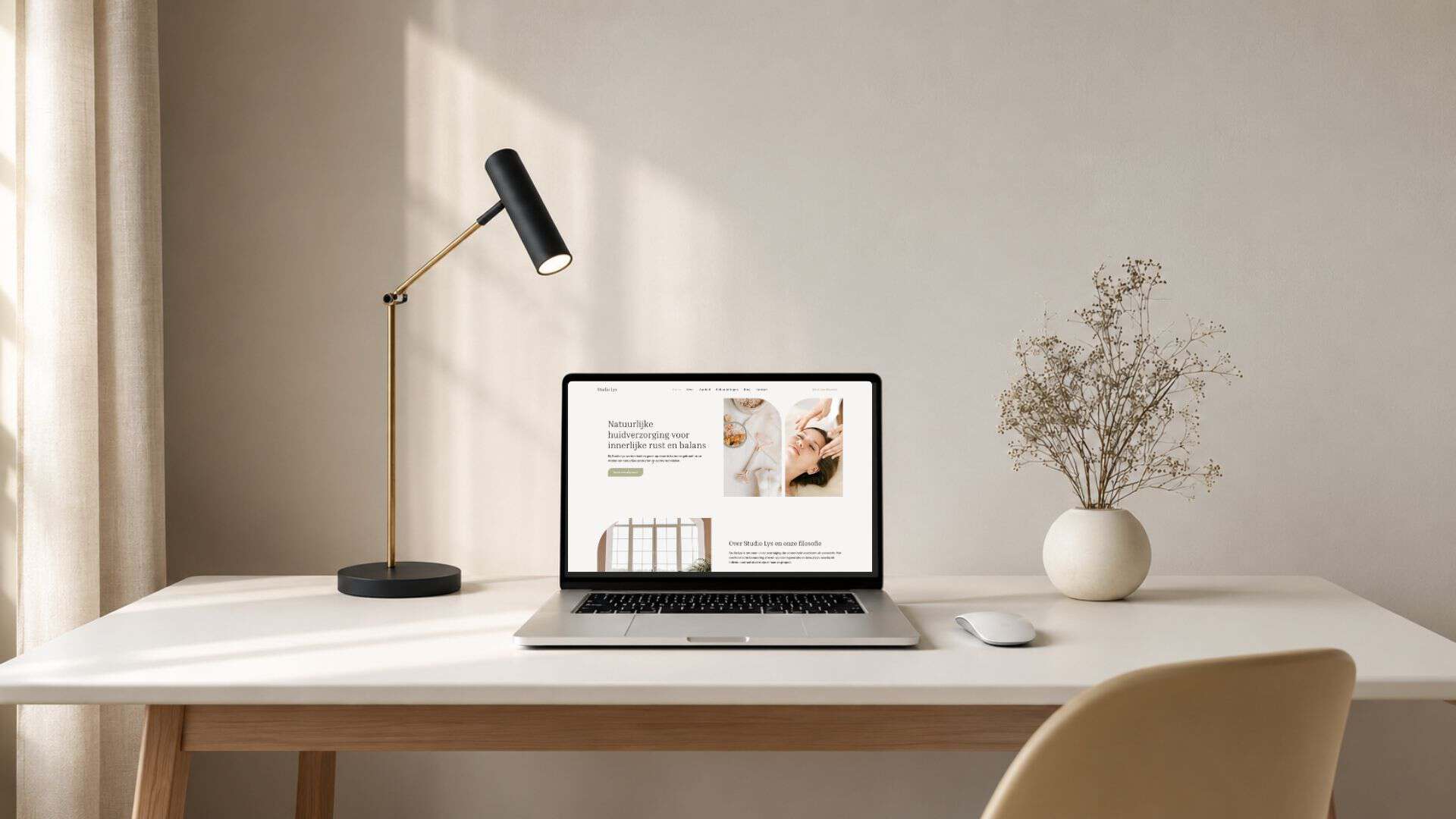 Laptop op minimalistisch bureau met website over huidverzorging