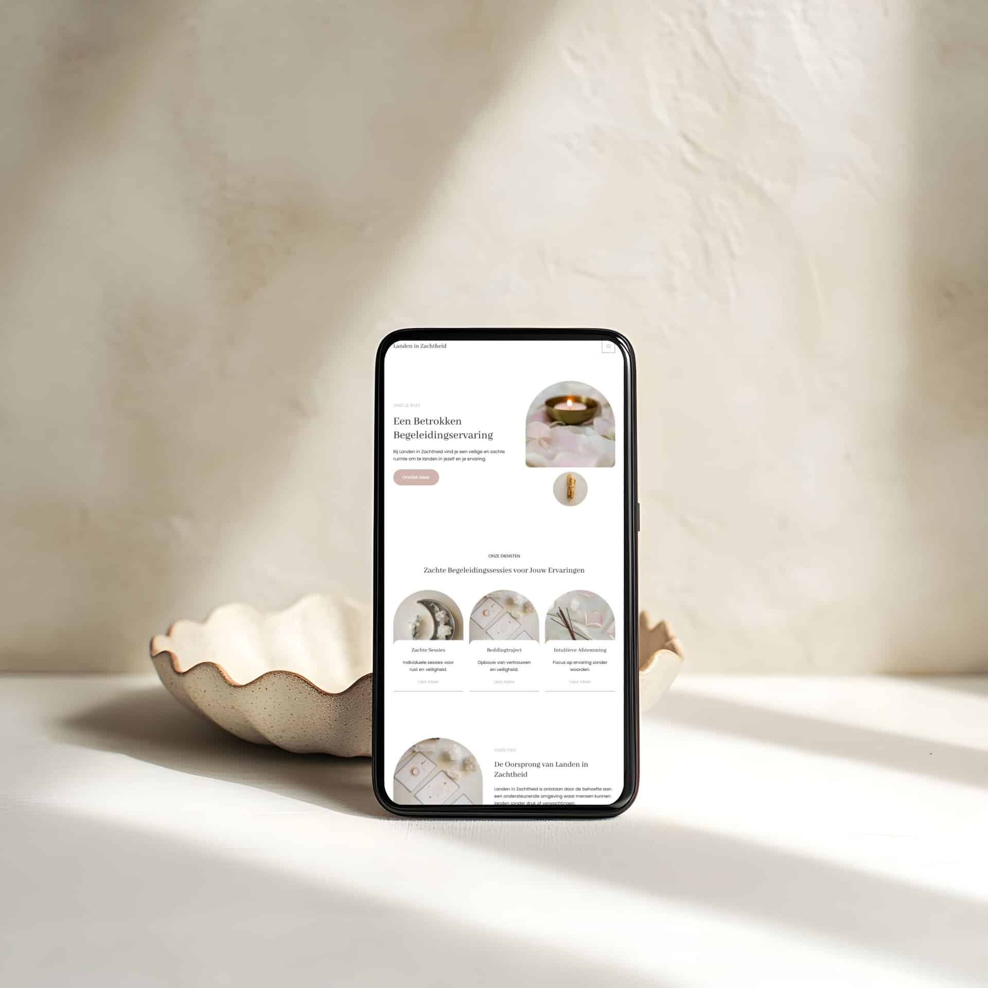 Smartphone met website Landen in Zachtheid op rustiek schaaltje